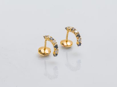 Paire de demi-créoles en or jaune 18 carats...
