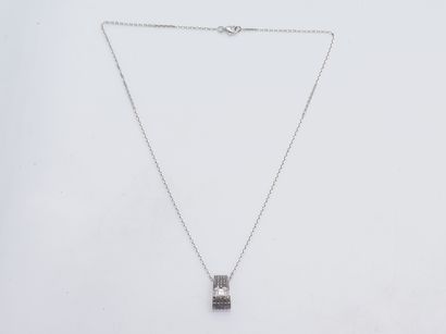 BACHET
Chaine et pendentif en or gris 18...