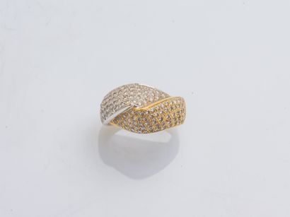 Bague dôme simulant un jonc d'or gris et...