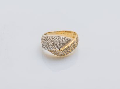 Bague dôme simulant un jonc d'or gris et...