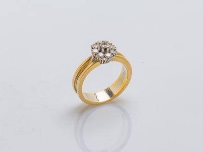 Bague fleur en or jaune et or gris 14 carats...