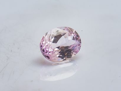 Kunzite ovale sur papier de 13,1 carats.