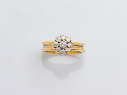 Bague fleur en or jaune et or gris 14 carats...
