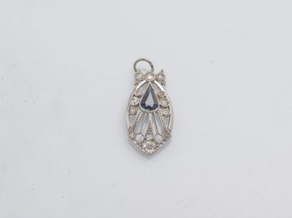 Pendentif palme ajourée en or gris 18 carats...