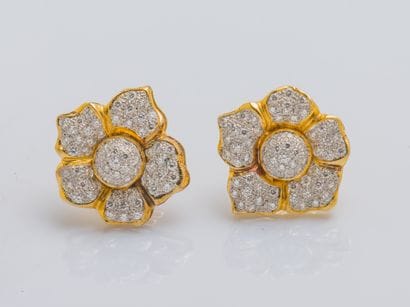 Paire de boutons d'oreilles fleur en or jaune...