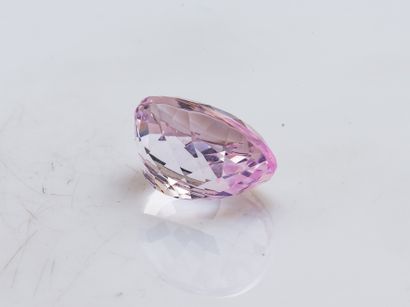 Kunzite ovale sur papier de 13,1 carats.