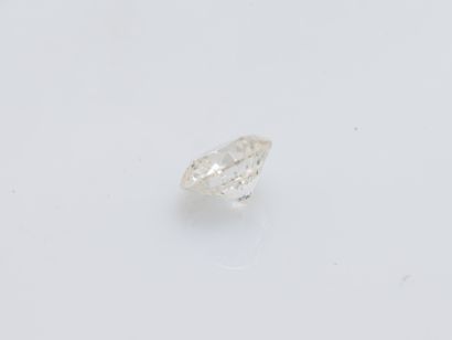 Diamant taillé en brillant sur papier pesant...