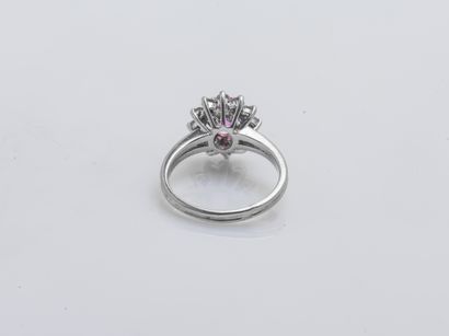 Bague fleur en or gris 18 carats (750 ‰)...