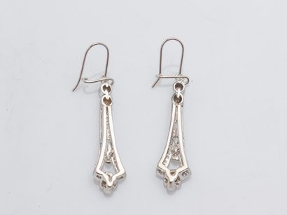 Paire de pendants d'oreilles en or gris 18...