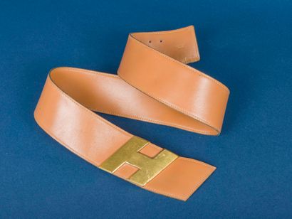 HERMES Paris 
Ceinture en cuir fauve, boucle...