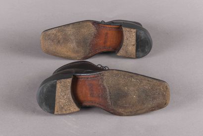 BALLY 
Richelieu montantes en cuir noir....