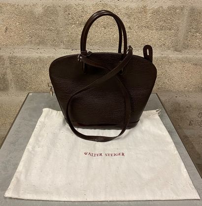 WALTER SEIGER 
Sac en cuir brun avec dustbag....