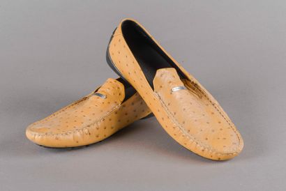 PORSCHE DESIGN 
Paire de mocassins en autruche...