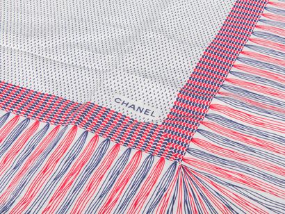 CHANEL Paris 
Foulard en soie dans les tons...