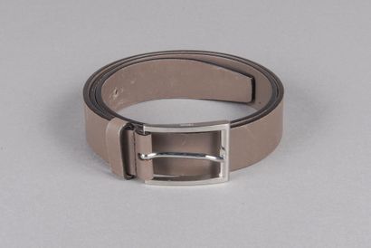 PRADA 
Ceinture en cuir taupe, boucle en...