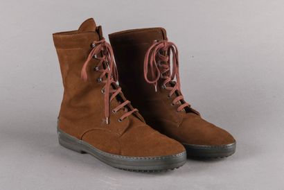 TOD'S 
Chaussures montantes en daim, semelle...