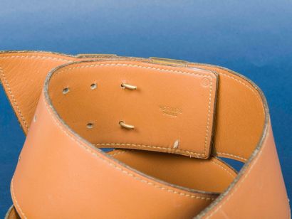 HERMES Paris 
Ceinture en cuir fauve, boucle...