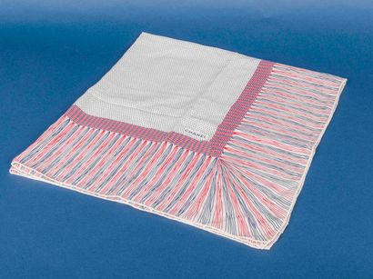 CHANEL Paris 
Foulard en soie dans les tons...