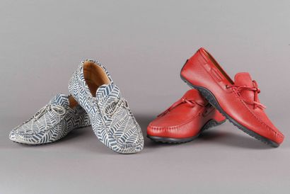 TOD'S 
Deux paires de mocassins de conduite....