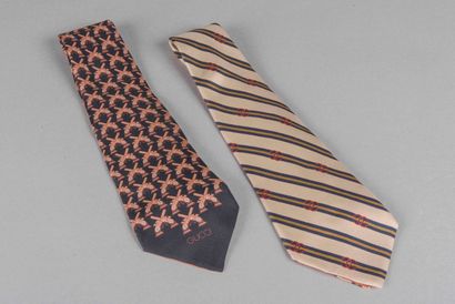 GUCCI 
Lot de deux cravates en soie. 
Bon...