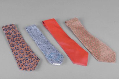 HERMES 
Lot de quatre cravates en soie. 
Taches,...