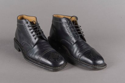 BALLY 
Richelieu montantes en cuir noir....