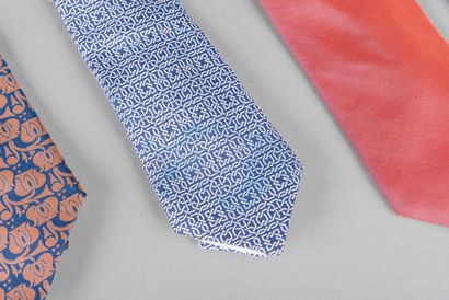 HERMES 
Lot de quatre cravates en soie. 
Taches,...