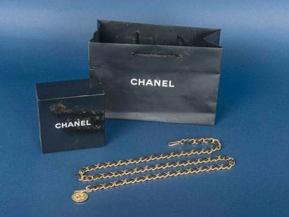 CHANEL Paris 1982 
Ceinture formée de maillons...
