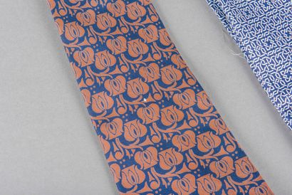 HERMES 
Lot de quatre cravates en soie. 
Taches,...