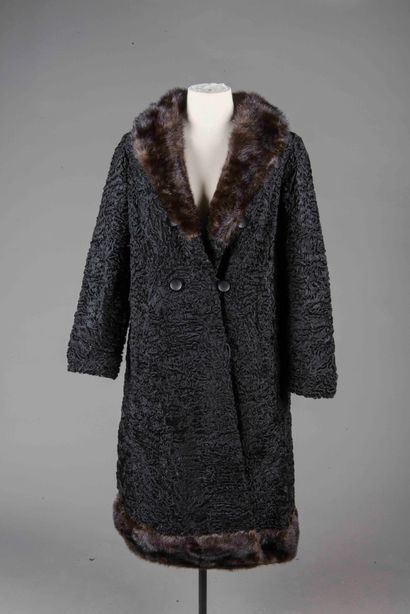 Manteau croisé en astracan, bordures en vison...