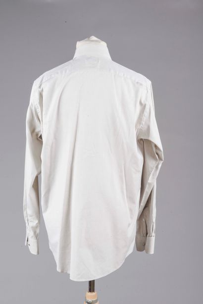Lot de deux chemises comprenant : 
- HERMES,...