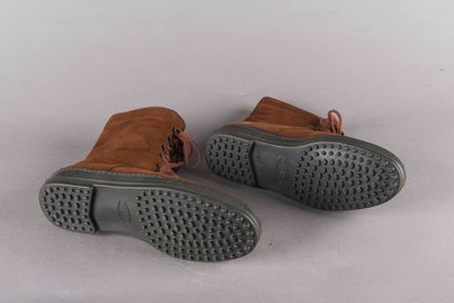 TOD'S 
Chaussures montantes en daim, semelle...