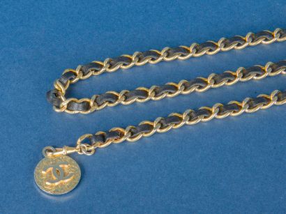 CHANEL Paris 1982 
Ceinture formée de maillons...
