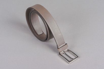 PRADA 
Ceinture en cuir taupe, boucle en...