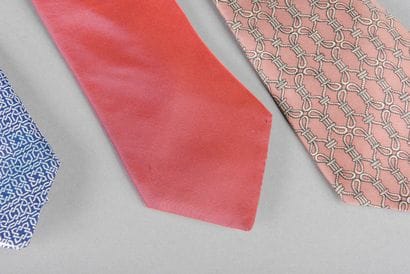 HERMES 
Lot de quatre cravates en soie. 
Taches,...