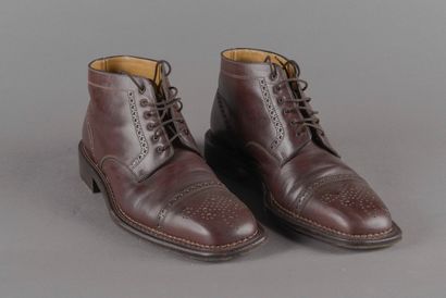 BALLY 
Richelieu montantes en cuir marron....