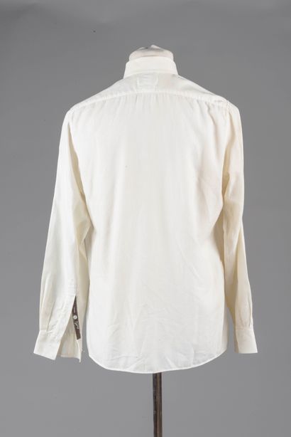 Lot de trois chemises comprenant :
- HERMES,...