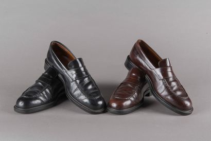 TOD'S 
Deux paires de mocassins en cuir....