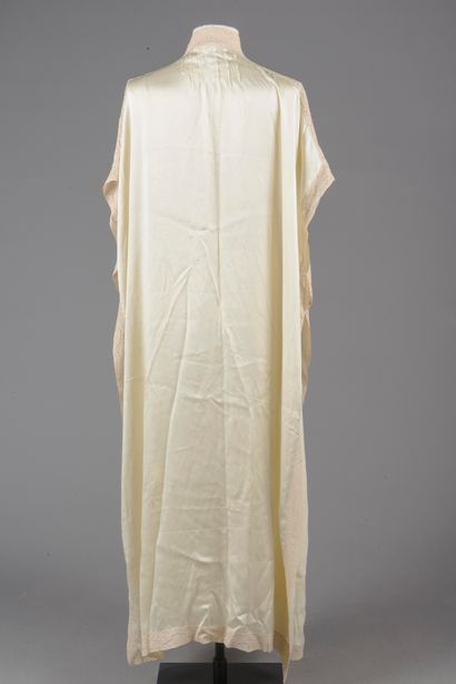 NINA RICCI 
Deshabillé composé d'une robe...