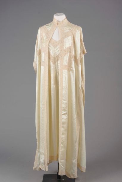 NINA RICCI 
Deshabillé composé d'une robe...