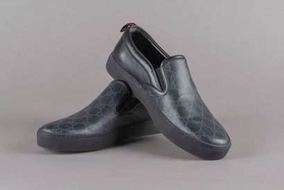 GUCCI 
Paire de slippers en cuir. 
Taille...