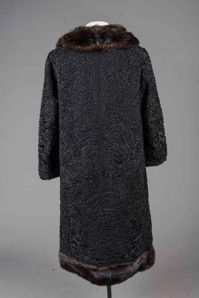Manteau croisé en astracan, bordures en vison...