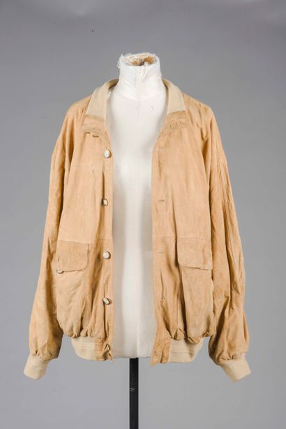 Lot de deux vestes en daim. 
Taille : 54...