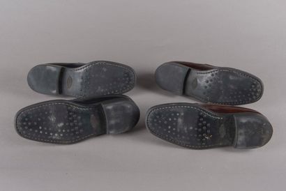 TOD'S 
Deux paires de mocassins en cuir....