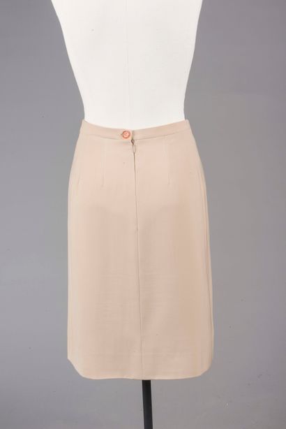 CELINE 
Jupe droite en microfibre beige 
Taille...
