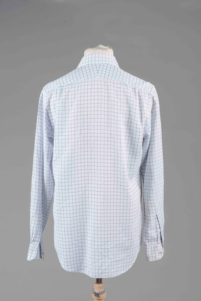 Lot de deux chemises comprenant : 
- HERMES,...