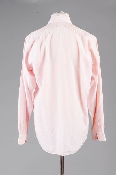 Lot de trois chemises comprenant :
- HERMES,...