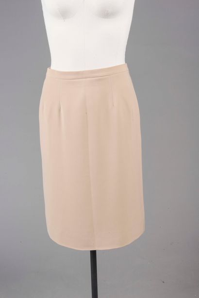 CELINE 
Jupe droite en microfibre beige 
Taille...