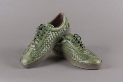 BOTTEGA VENETA 
Baskets en cuir tressé vert....
