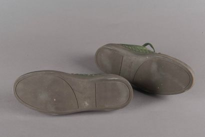 BOTTEGA VENETA 
Baskets en cuir tressé vert....